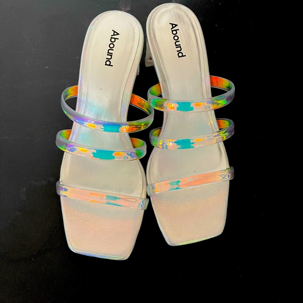 Translucent color sandals.